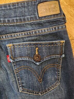 Levi's 526 Slender Bootcut Women's Dark  Jeans with Flap Back Pocket ,size 8